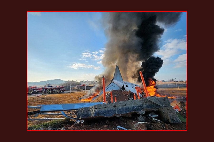 southkorea-plane-crash ദക്ഷിണ കൊറിയയിൽ ലാൻഡിങ്ങിനിടെ വിമാനം തകർന്നു, 47 മരണം.
