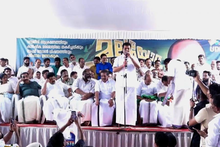 പ്രതിപക്ഷ നേതാവിൻ്റെ മലയോര സമരയാത്രയിൽ പിവി അൻവർ പങ്കെടുത്തു.