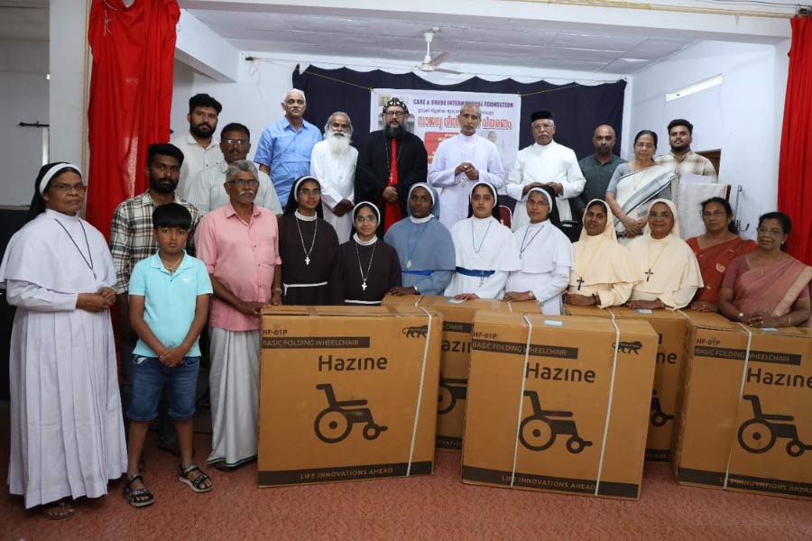 ഇടുക്കി ജില്ലയിലെ ആതുരസ്ഥാപനങ്ങളിലേക്ക് വീൽചെയറുകളെത്തിച്ച് മമ്മൂട്ടി