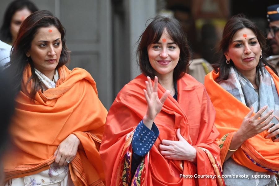 dakota-johnson-at-siddhivin ഹോളിവുഡ് താരം ഡകോട്ട ജോൺസൺ സിദ്ധിവിനായക ക്ഷേത്രത്തിൽ ദർശനം നടത്തി 