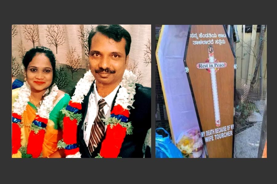 ഭാര്യയുടെ പീഡനത്തെക്കുറിച്ച് ശവപ്പെട്ടിയിൽ കുറിക്കണമെന്ന യുവാവിന്റെ ആഗ്രഹം നിറവേറ്റി ബന്ധുക്കൾ