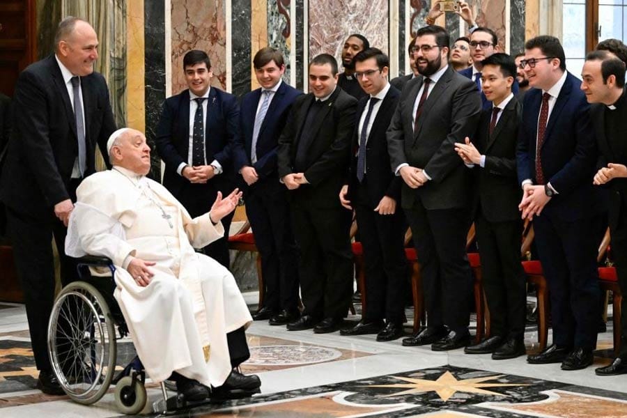 pope-injury ഫ്രാൻസിസ് മാർപാപ്പയ്ക്ക് വീഴ്ചയിൽ കൈക്ക് പരുക്ക്.