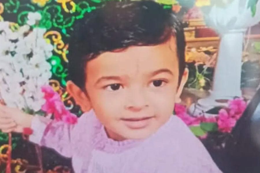 നെടുമ്പാശ്ശേരി വിമാനത്താവളത്തിൽ മാലിന്യക്കുഴിയില്‍ വീണ് മൂന്ന് വയസുകാരൻ മരിച്ചു.