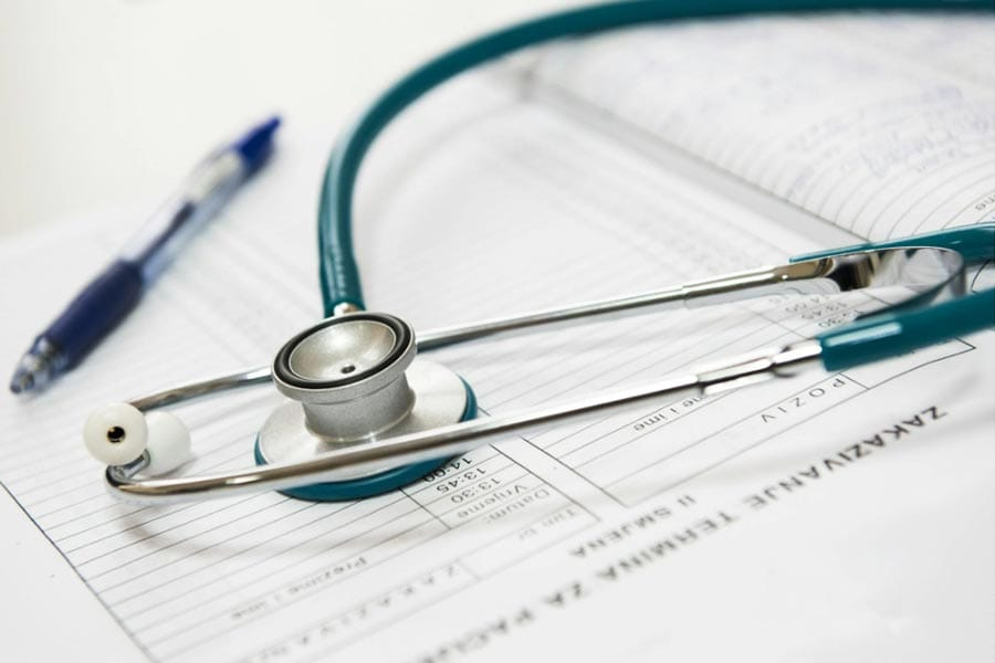 NEET-UG-doctor-stelescope വിദേശത്ത് മെഡിസിൻ പഠിച്ച് ഇന്ത്യയിൽ പ്രാക്ടീസ് ചെയ്യണമെങ്കിൽ ഇനി നീറ്റ് യു ജി യോഗ്യത നിർബന്ധം: സുപ്രീം കോടതി.