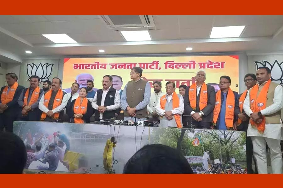 ആം ആദ്മി പാര്‍ട്ടി വിട്ട 8 എംഎൽഎമാരും ബിജെപിയിൽ ചേർന്നു.