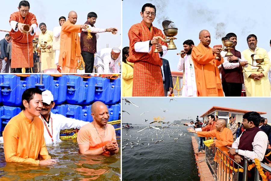 ഭൂട്ടാൻ രാജാവ് മഹാകുംഭമേളയിൽ പങ്കെടുത്തു. യു പി മുഖ്യമന്ത്രിയോടൊപ്പം പുണ്യസ്നാനം നടത്തി.