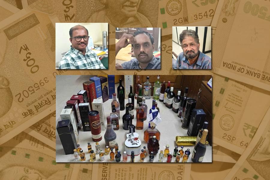 പെർമിറ്റ് പുതുക്കാൻ കുപ്പിയും കാശും നിർബന്ധം; ആർടിഒ വിജിലൻസ് പിടിയിൽ