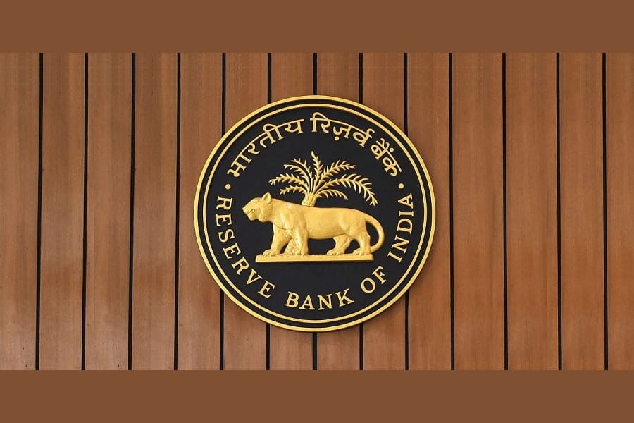 റിസർവ് ബാങ്ക് അടിസ്ഥാന പലിശനിരക്ക് വെട്ടിക്കുറച്ചു.