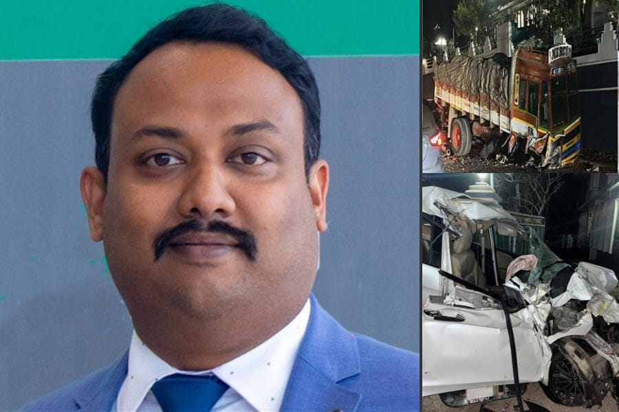 കാർ ലോറിയുമായി കൂട്ടിയിടിച്ച് അപകടം; സി.പി.എം നേതാവ് എസ്.രാജേന്ദ്രന്റെ മകൻ മരിച്ചു.