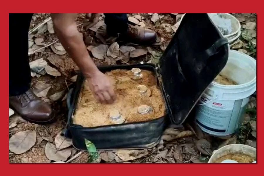 രഹസ്യ വിവരത്തെ തുടർന്ന് പൊലീസ് കണ്ടെത്തിയത് വൻ ബോംബ് ശേഖരം