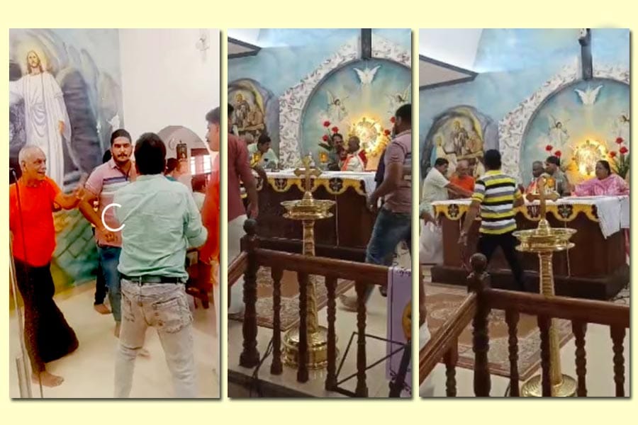 syro-malabar-church-dispute കുർബാനക്കിടെ അൾത്താരയിൽ നിന്ന് വൈദികനെ അടിച്ചിറക്കി