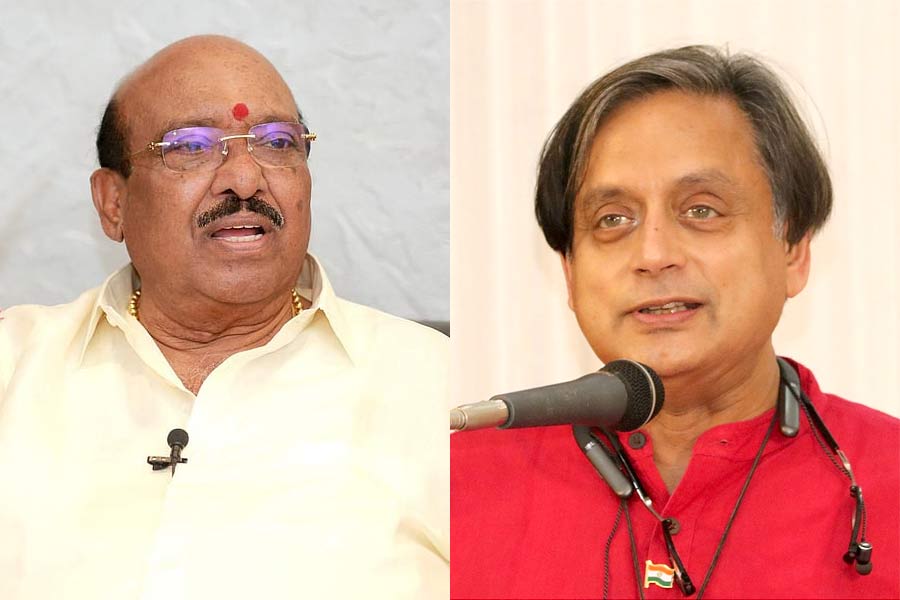 തരൂരിന് തെറ്റുപറ്റിയെന്ന് കോണ്‍ഗ്രസ് നേതൃത്വം; അഭിനന്ദിക്കണമെന്നു വെള്ളാപ്പള്ളി നടേശൻ.