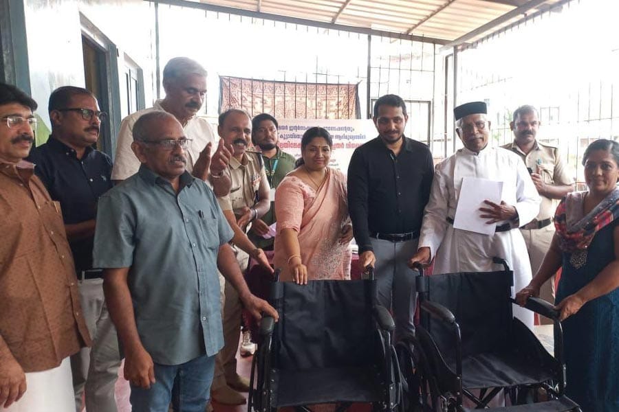 care-and-share കാസർഗോട്ടെയ്ക്ക് വീൽചെയറുകൾ എത്തിച്ച് നടൻ മമ്മൂട്ടി: പ്രയോജനപ്പെടുക, കുട്ടികളുൾപ്പടെ നിരവധി ആളുകൾക്ക്.