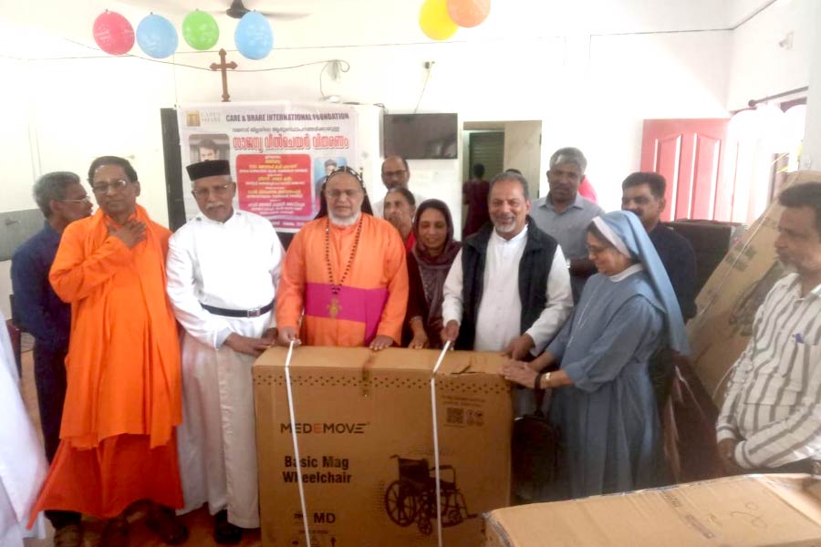 care-and-share വയനാട്ടിലെ ആതുരസ്ഥാപനങ്ങളിലേക്ക് വീൽചെയർ എത്തിച്ച് മമ്മൂട്ടി.
