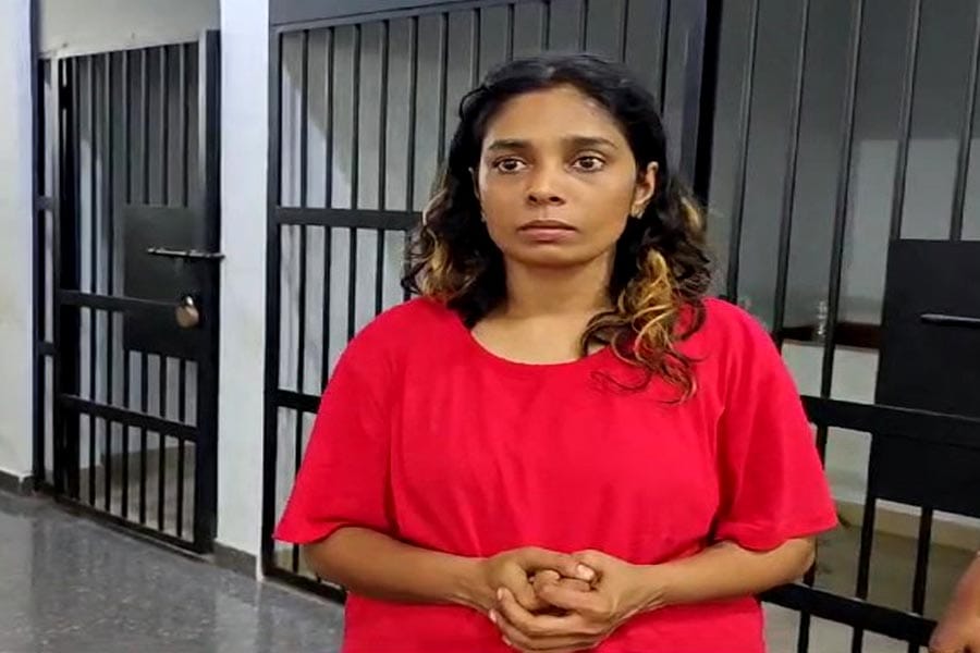 drug-mdma-anila-raveendran സ്വന്തം കാറിൽ എംഡിഎംഎ കച്ചവടം; പരിശോധനയിൽ ജനനേന്ദ്രിയത്തിലും ലഹരി ഒളിപ്പിച്ച നിലയിൽ കണ്ടെത്തി.