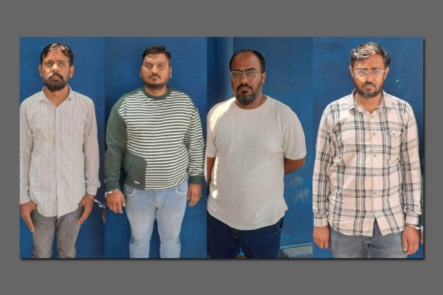 gold-sand-fraud 50 ലക്ഷം രൂപയുടെ സ്വർണ്ണമണ്ണ് തട്ടിപ്പ്: നാല് അംഗ സംഘം പൊലീസ് പിടിയിൽ