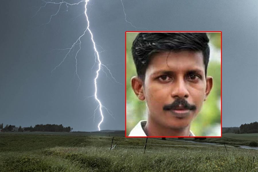 lightning-accident ഫോണിൽ സംസാരിക്കുന്നതിനിടെ ഇടിമിന്നലേറ്റ് ഫോണ് പൊട്ടിത്തെറിച്ച് യുവാവിന് ദാരുണാന്ത്യം.