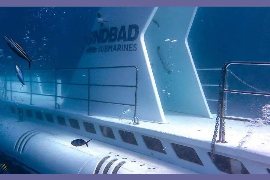 പവിഴപ്പുറ്റുകൾ കാണാൻ ടൂറിസ്റ്റുകളുമായി പോയ മുങ്ങിക്കപ്പൽ തകർന്ന് 6 മരണം.