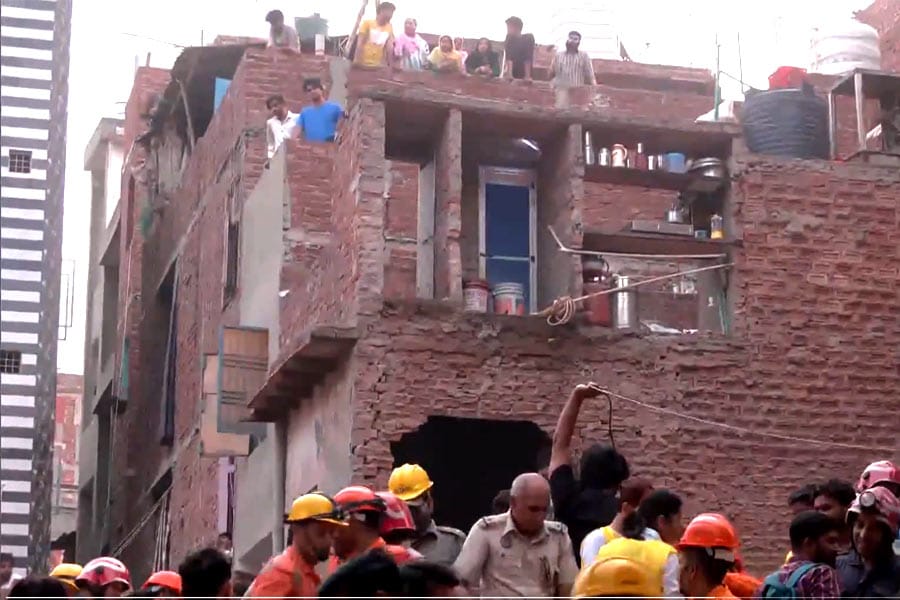 ഡൽഹിയിൽ കെട്ടിടം തകർന്നു വീണുണ്ടായ അപകടത്തിൽ മരണസംഖ്യ 11 ആയി