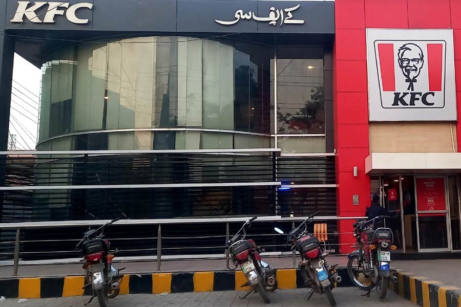 KFC-pakistan കെഎഫ്സിയുടെ ഔട്ട്ലെറ്റുകൾക്ക് നേരെ വ്യാപക ആക്രമണം; 178 പേർ അറസ്റ്റിൽ