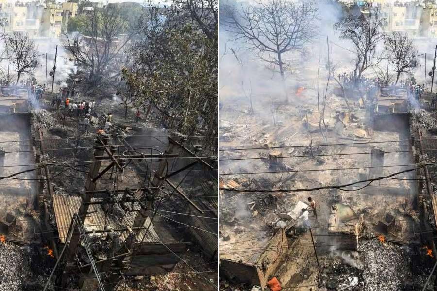 ഡൽഹിയിൽ വൻ തീപിടിത്തം: 2 കുട്ടികൾ മരിച്ചു, ആയിരത്തോളം വീടുകൾ കത്തി