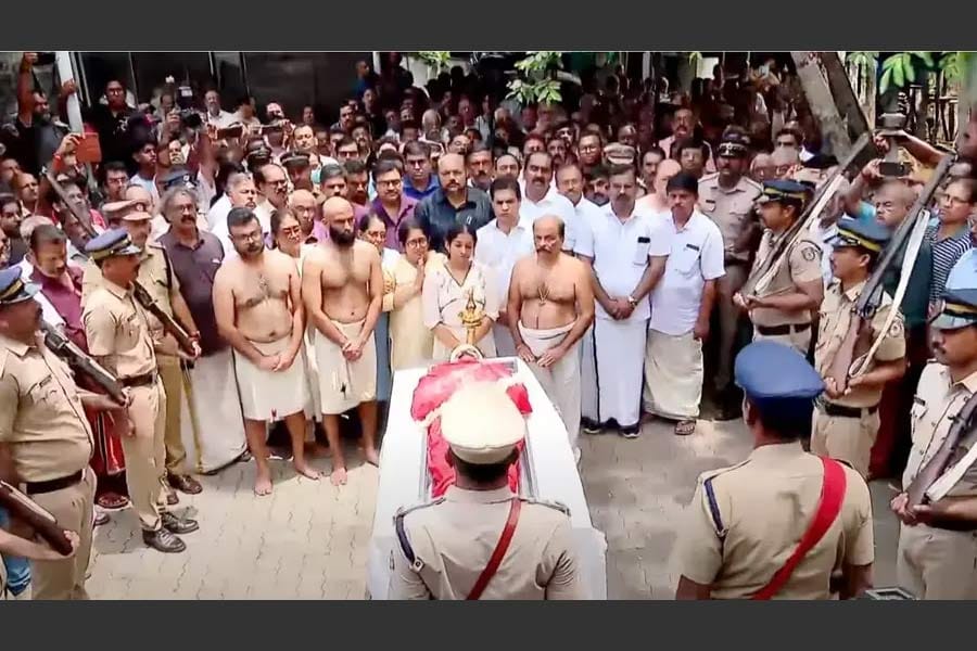 രാമചന്ദ്രന് ഔദ്യോഗിക ബഹുമതികളോടെ വിട.