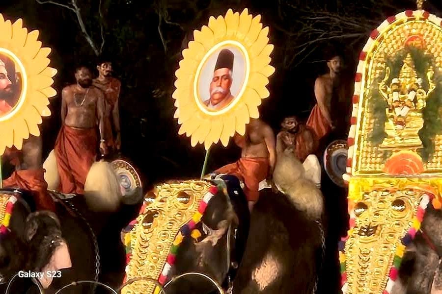 കൊല്ലം പൂരത്തിലെ കുടമാറ്റത്തിൽ നവോത്ഥാന നായകർക്കൊപ്പമുള്ള ഹെഡ്ഗേവാർ ചിത്രം; പോലീസ് കേസ് എടുത്തു.