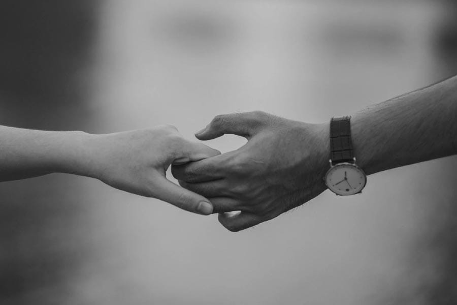 വധുവിന്റെ ആഭരണങ്ങളുമായി അമ്മ വരനോടൊപ്പം ഒളിച്ചോടി.