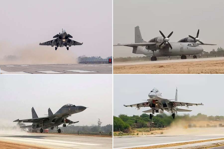 ഗംഗാ എക്‌സ്പ്രസ് വേയില്‍ ഇന്ത്യൻ വ്യോമസേനയുടെ അത്യാധുനിക യുദ്ധവിമാനങ്ങളുടെ അഭ്യാസപ്രകടനം