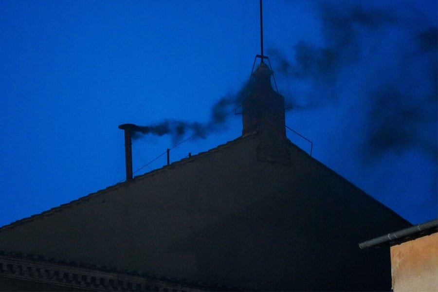 സിസ്റ്റൈൻ ചാപ്പലിൽ നിന്ന് ഉയർന്നത് കറുത്ത പുക: ഒന്നാംഘട്ട വോട്ടെടുപ്പിൽ മാർപാപ്പയെ തിരഞ്ഞെടുക്കാനായില്ല.