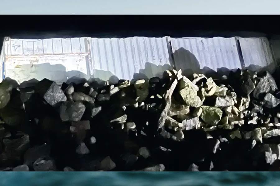 കൊച്ചി പുറങ്കടലിൽ മുങ്ങിയ കപ്പലിലെ കണ്ടെയ്നർ കൊല്ലം തീരത്തടിഞ്ഞു.