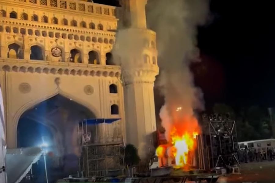 fire-near-charminar ഹൈദരാബാദിലെ ചാർമിനാറിന് സമീപം വൻ തീപിടിത്തം; 17 മരണം.