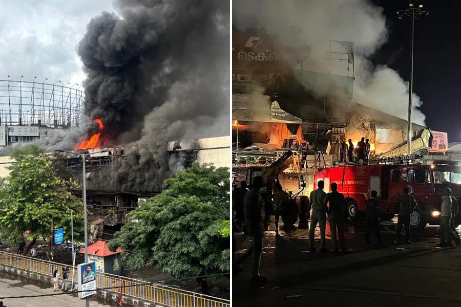 kozhikode-fire കോഴിക്കോട് നഗരത്തെ നടുക്കി ബസ് സ്റ്റാൻഡിൽ വൻ തീപിടിത്തം; ലക്ഷങ്ങളുടെ നഷ്ടം, നഗരം പുകയിൽ മൂടി.