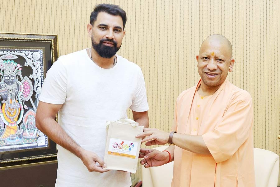 മുഹമ്മ​ദ് ഷമി രാഷ്‌ട്രീയത്തിലേക്ക്? യോ​ഗി ആദിത്യനാഥുമായി കൂടിക്കാഴ്ച നടത്തി