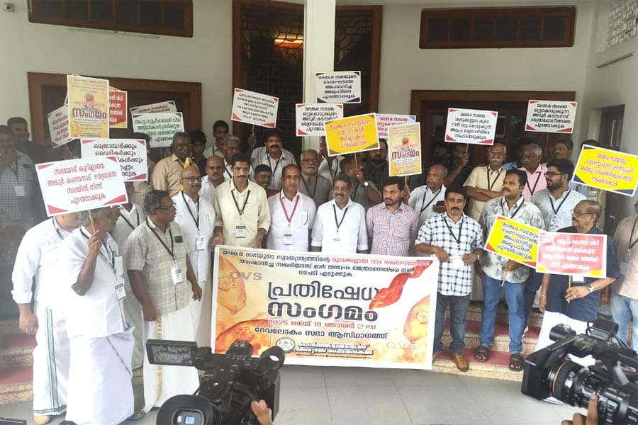 ഓർത്തഡോക്സ്‌ സഭ ആസ്ഥാനത്തു വിശ്വാസികളുടെ പ്രതിഷേധം