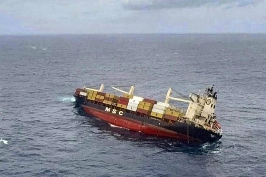 അപകടത്തിൽപ്പെട്ട കപ്പൽ