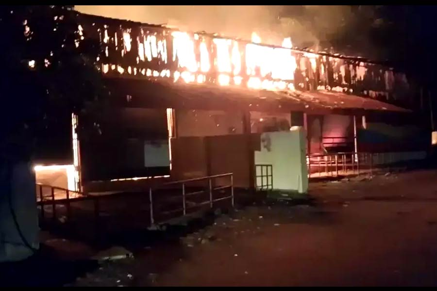 തിരുവല്ലയിൽ ബിവറേജസ് ഗോഡൗണിലും ഔട്ട്ലെറ്റിലും വൻ തീപിടുത്തം