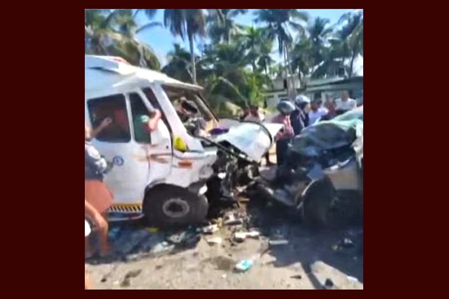 വടകരയിൽ കാറും വാനും കൂട്ടിയിടിച്ചു; 4 പേർക്ക് ദാരുണാന്ത്യം.