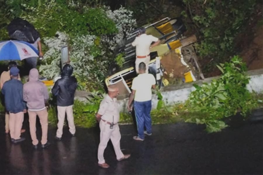 valparai-accident വാൽപ്പാറയിൽ ബസ് താഴ്ചയിലേക്ക് മറിഞ്ഞ് 40 പേർക്ക് പരുക്ക്.