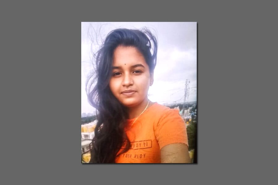 റീലെടുക്കുന്നതിനിടെ 13-ാം നിലയിൽ നിന്ന് വീണു; യുവതിക്ക് ദാരുണാന്ത്യം.