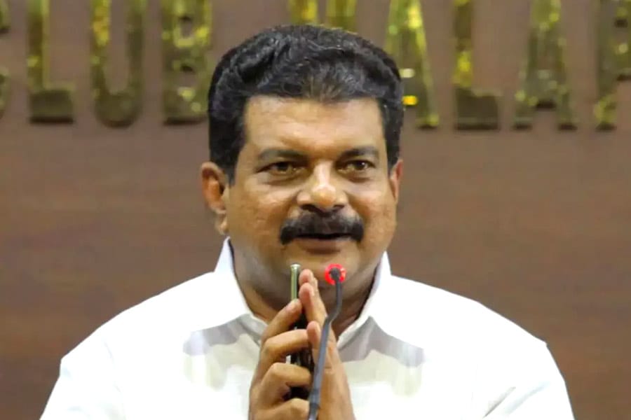 പി വി അന്‍വര്‍ തൃണമൂൽ കോൺഗ്രസ് പാർട്ടി ചിഹ്നത്തിൽ നിലമ്പൂരില്‍ മത്സരിക്കും