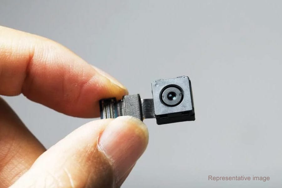 വനിതാ ഉദ്യോഗസ്ഥർ വസ്ത്രം മാറുന്ന ദൃശ്യങ്ങൾ പകർത്താൻ പൊലീസ് സ്റ്റേഷനിൽ ഒളിക്യാമറ: പൊലീസുകാരൻ അറസ്റ്റിൽ.