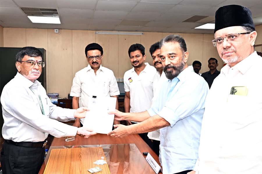 kamal-hassan-rajyasabha വിദ്യാഭ്യാസം എട്ടാം ക്ലാസ്, 305 കോടി രൂപയുടെ ആസ്തി, 49 കോടി രൂപയുടെ കടം; കമൽഹാസൻ രാജ്യസഭയിലേക്ക് പത്രിക നൽകി.