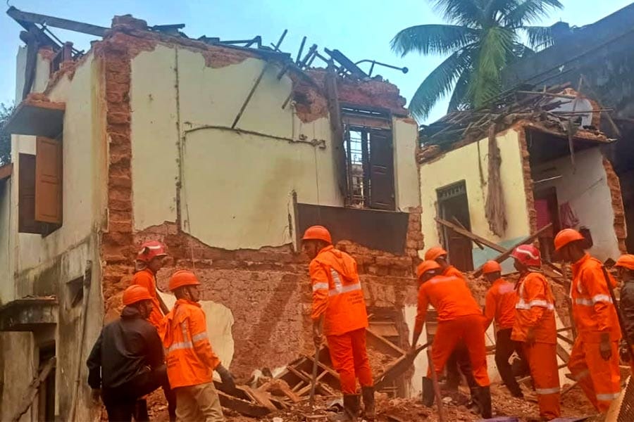 kodakara-building-collapse കൊടകരയില് കെട്ടിടം ഇടിഞ്ഞുവീണ് മൂന്ന് മരണം.