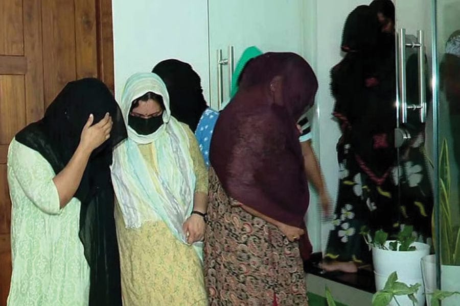 കോഴിക്കോട് പെൺവാണിഭ കേസ്; രണ്ടു പൊലീസുകാരെ സസ്പെൻഡ് ചെയ്തു