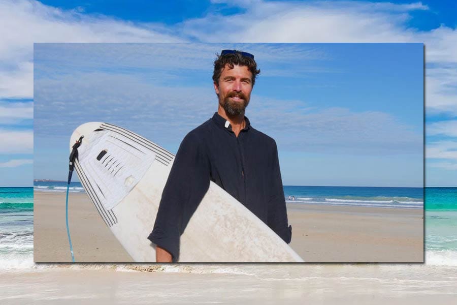 ബീച്ചിൽ മുങ്ങിതാഴ്ന്ന അച്ഛനെയും മകനെയും പുരോഹിതൻ അത്ഭുതകരമായി രക്ഷപ്പെടുത്തി