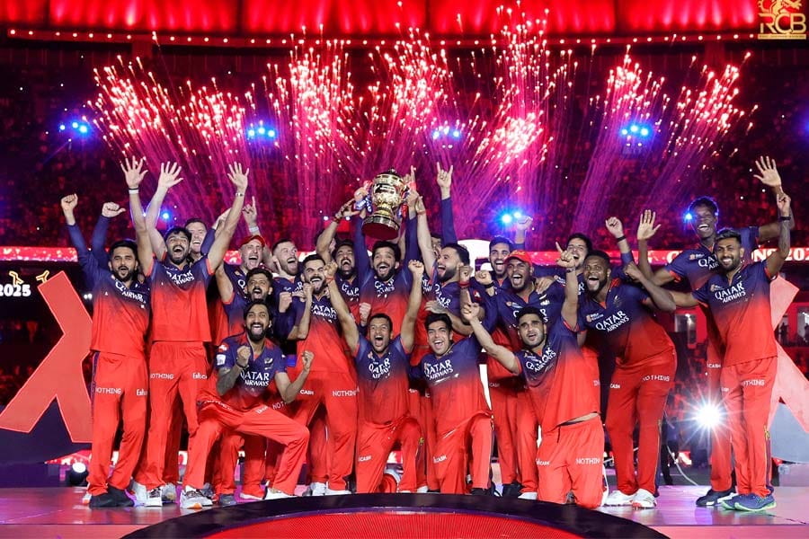 ഐപിഎൽ 2025 ന്റെ കലാശപ്പോരിൽ പഞ്ചാബ് കിങ്സിനെ തോൽപ്പിച്ച് റോയൽ ചലഞ്ചേഴ്‌സ് ബെംഗളൂരു.