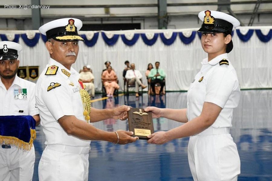 നാവികസേനയ്‌ക്ക് ആദ്യ വനിതാ യുദ്ധ വിമാന പൈലറ്റ്; ചരിത്രം കുറിച്ച് സബ് ലെഫ്റ്റനന്റ് ആസ്ത പൂനിയ.