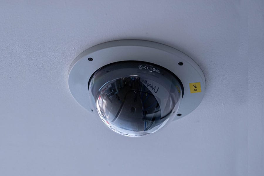 യാത്രക്കാരുടെ സുരക്ഷ ഉറപ്പാക്കാൻ ട്രെയിനുകളിലെ എല്ലാ കോച്ചുകളിലും സിസിടിവി ഘടിപ്പിക്കാൻ ഇന്ത്യൻ റെയിൽവേ.