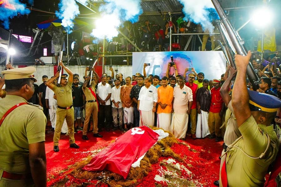 V-S-Achuthanandan പാര്ട്ടി പതാക പുതച്ച് പൂര്ണ ഔദ്യോഗിക ബഹുമതികളോടെ വിഎസിന് കേരളം വിട നല്കി.